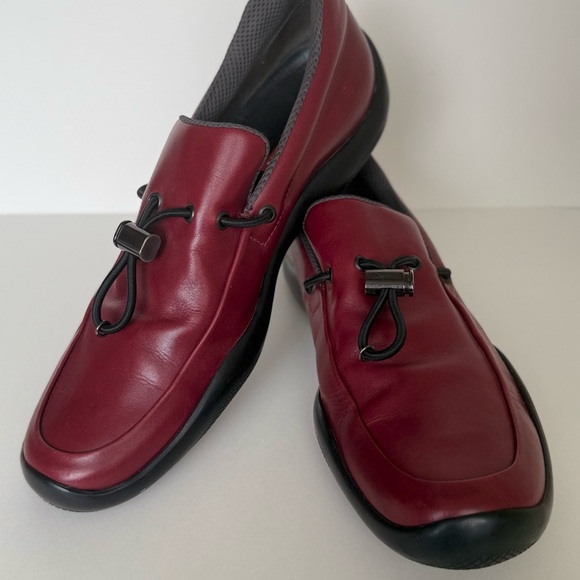 Prada Men’s Red Leather Loafers - Size 10 - Bold Designer Style - Picture 2 of 7